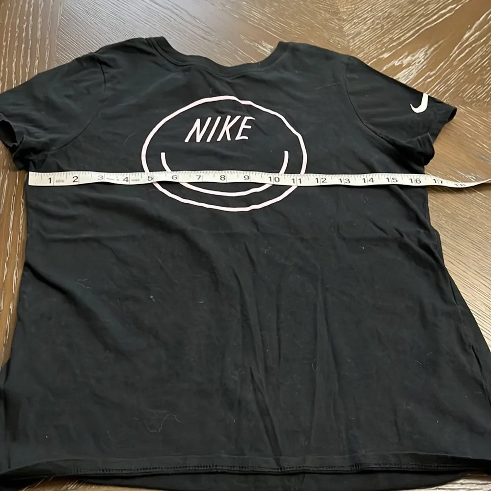 Nike black crew neckline with pink smiley face t-shirt Size XL